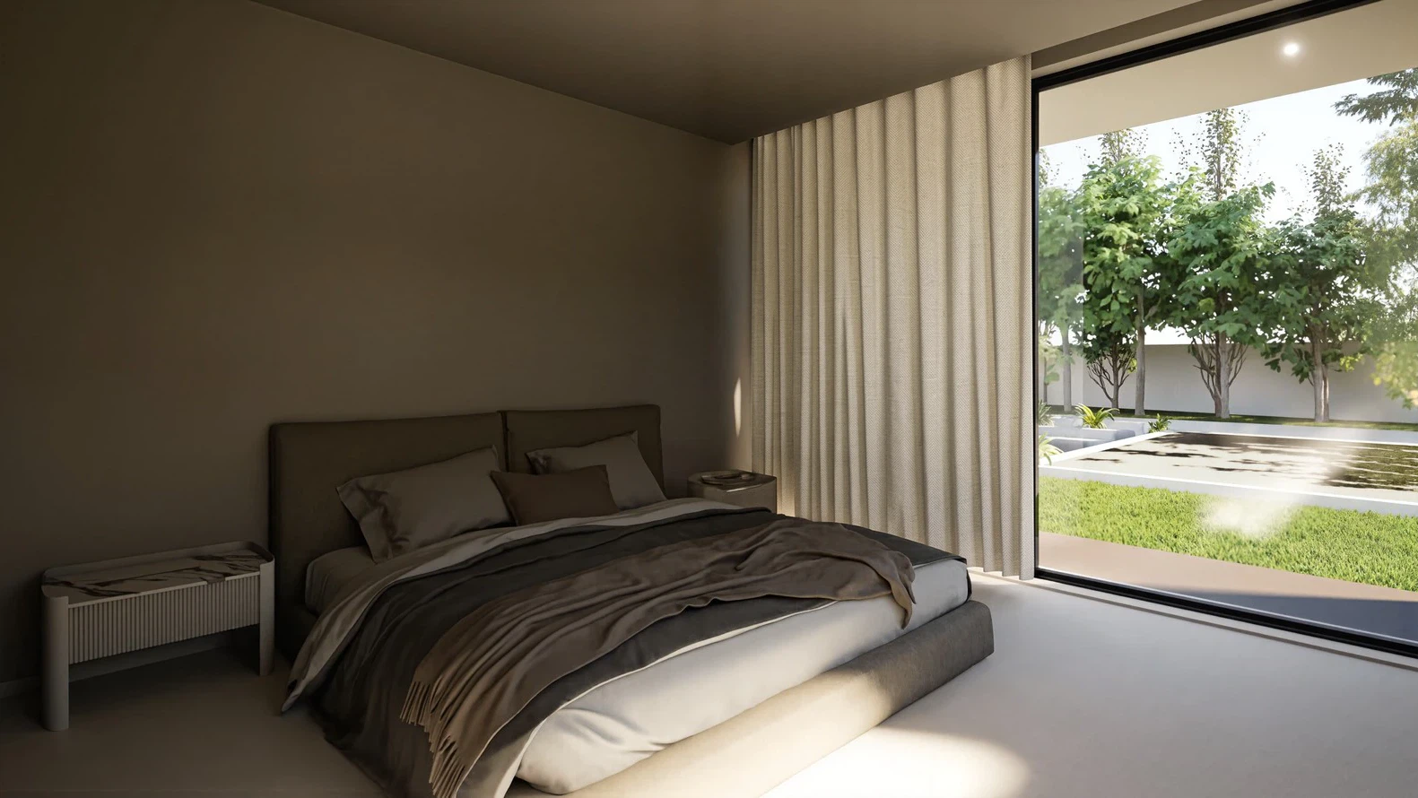Suite em contraluz, com a cortina recolhida sobre o vão de pé-direito completo que dá para o jardim e para o espelho de água.